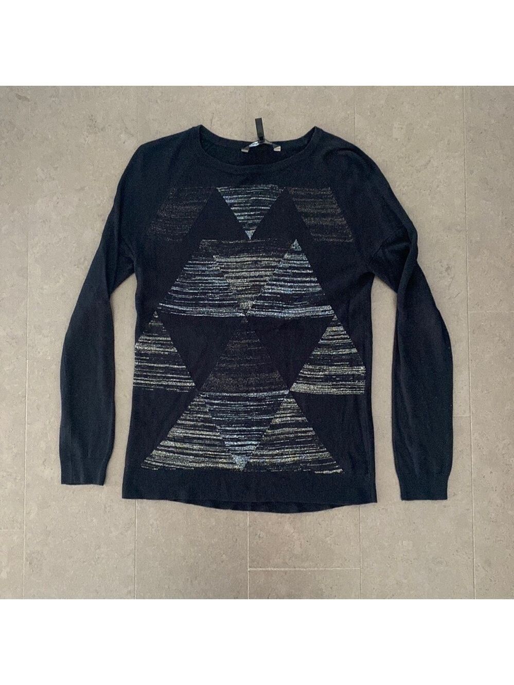 LIGHTWEIGHT BCBG sweater size medium
